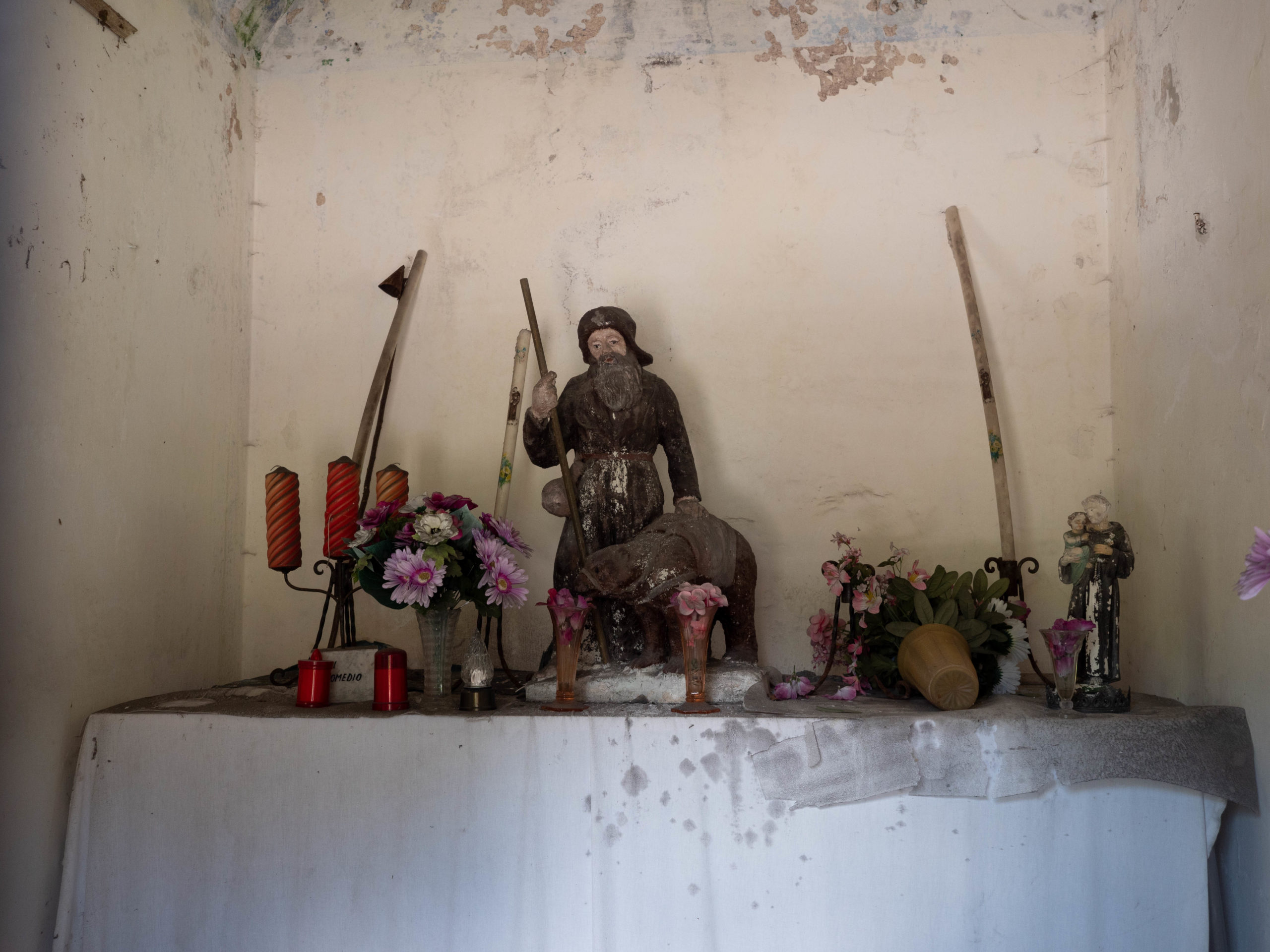 Interno  del Capitello di San Remedio