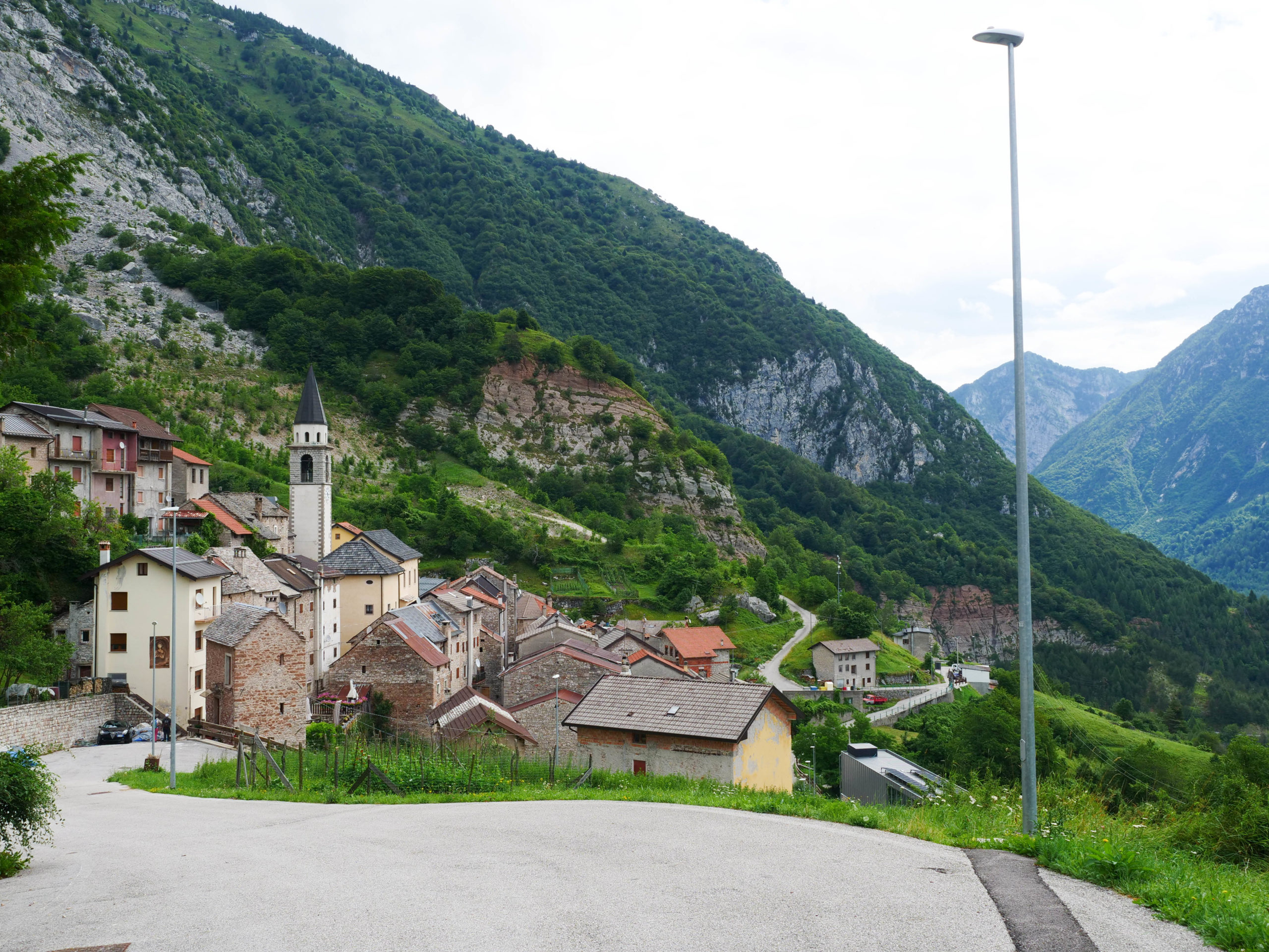 Alle spalle di Casso, Conteona