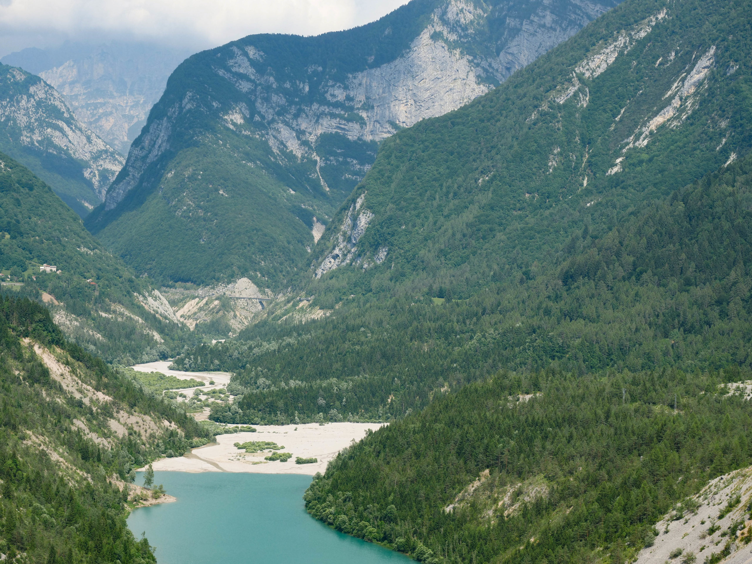 Fondovalle con residuo del lago del Vajont