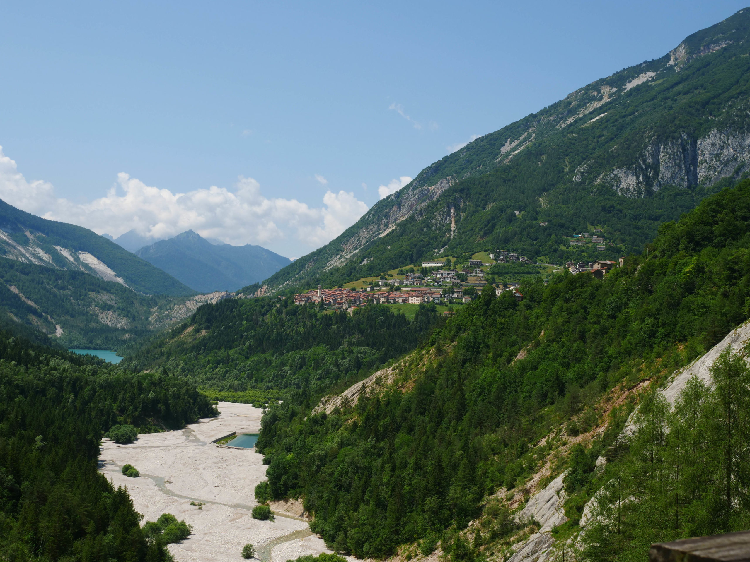 Vista dell'abitato di Erto