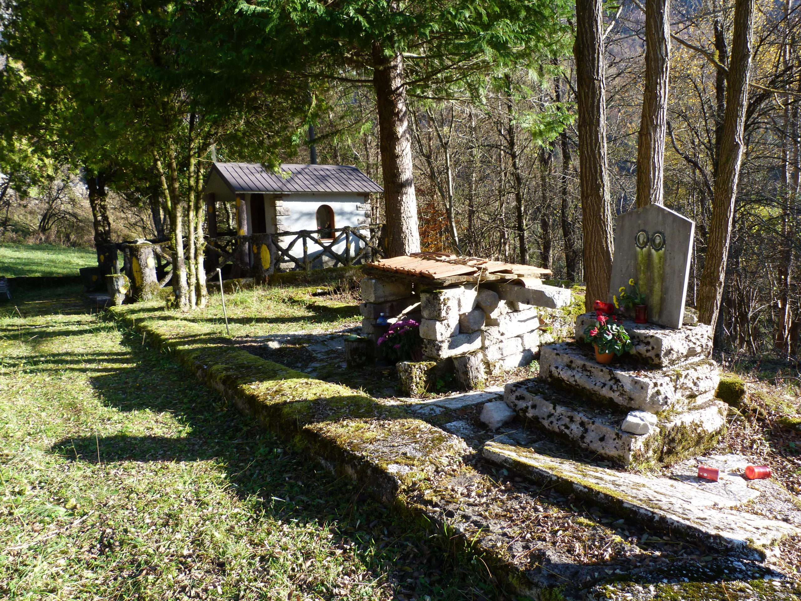 Sacelli commemorativi per le vittime del Vajont