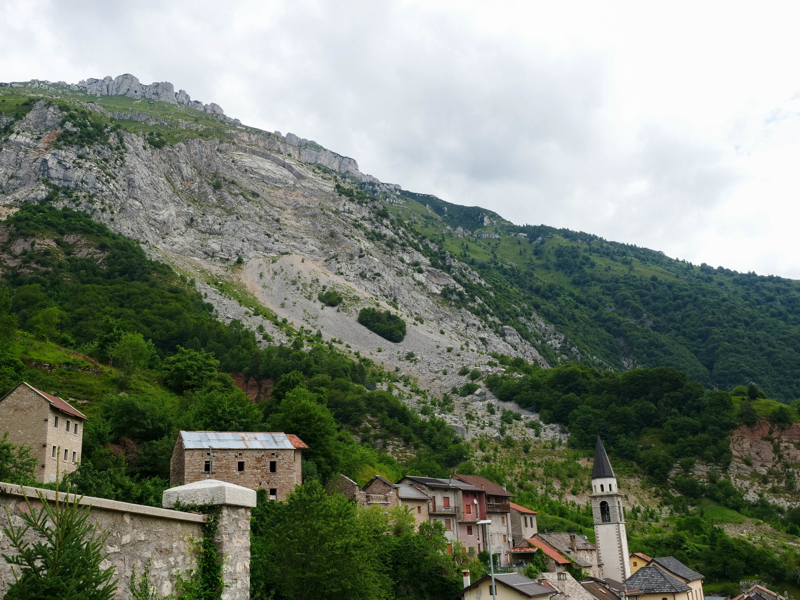 L'abitato di Casso, con alle spalle l'area della frana di San Simone