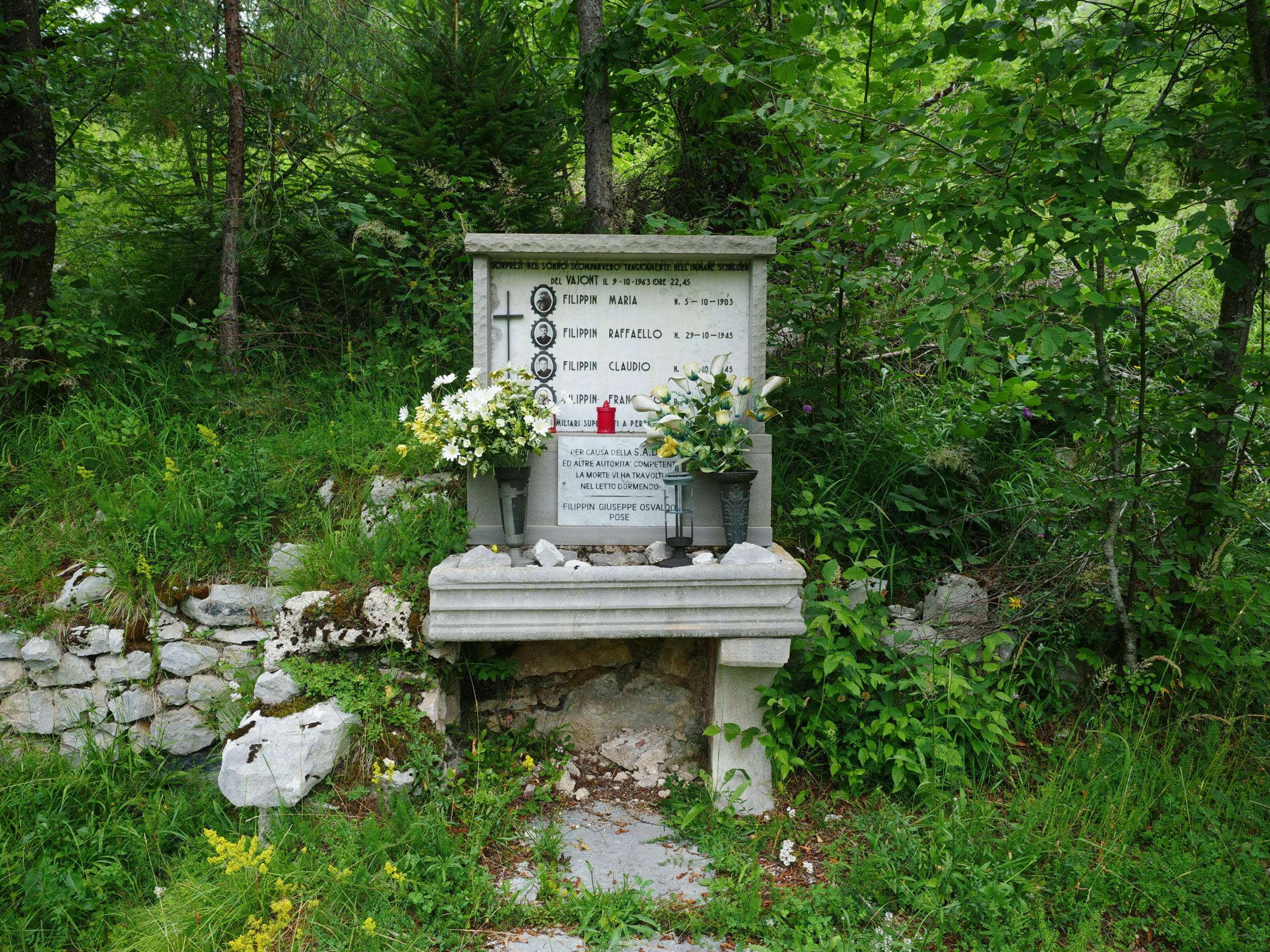 Capitello commemorativo per le vittime del Vajont