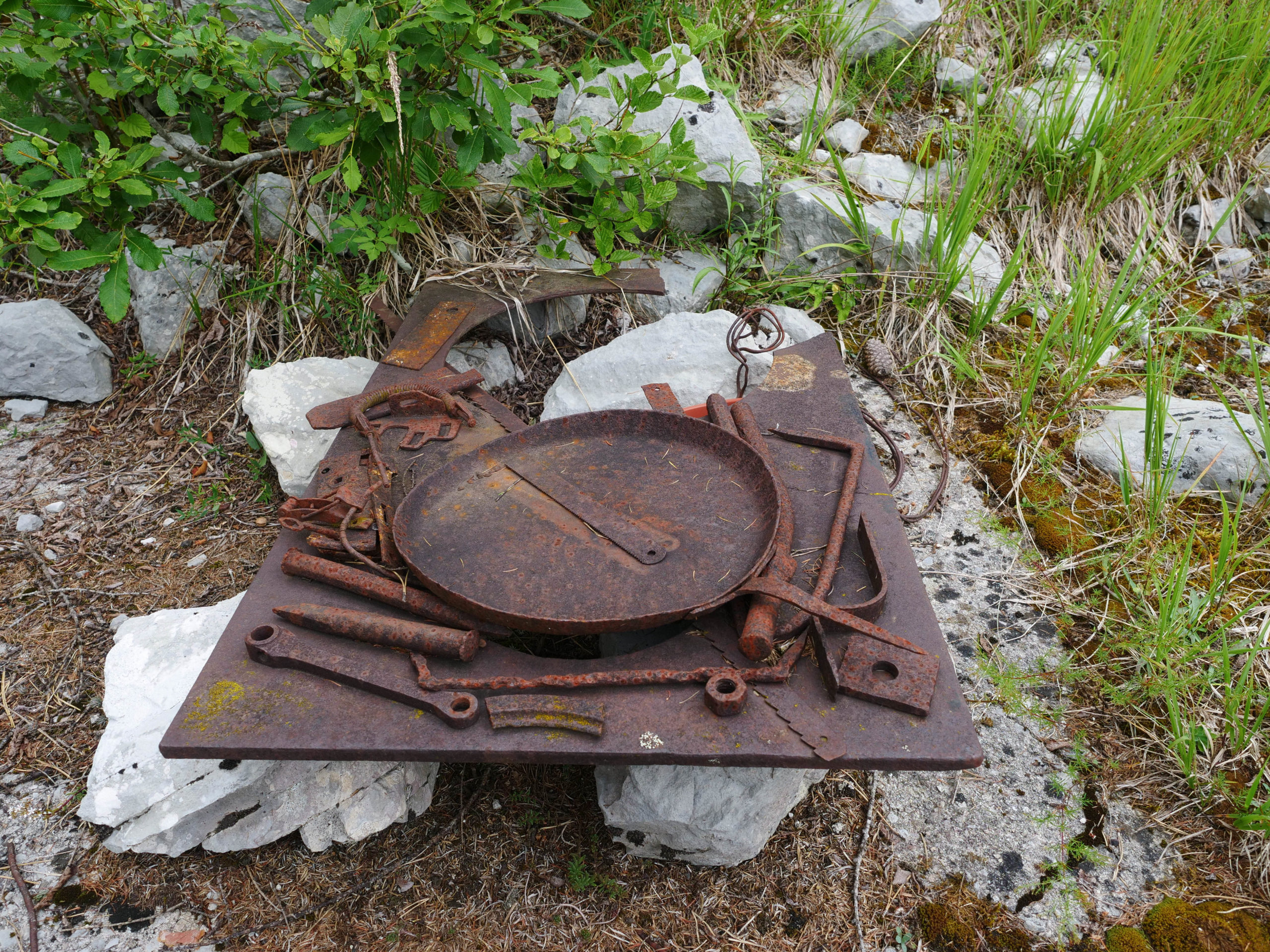 Oggetti recuperati tra le macerie delle case de Le Spesse